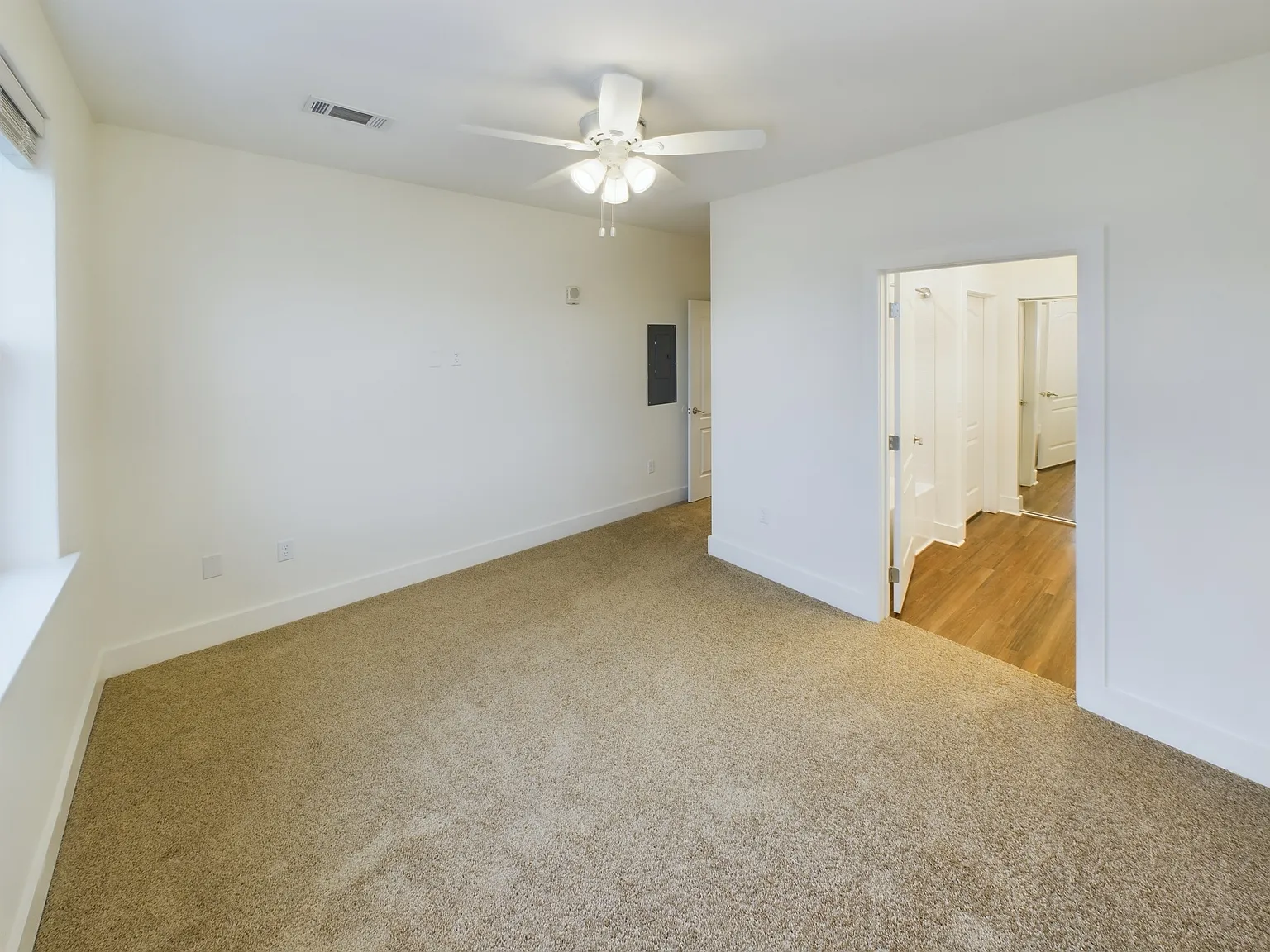 2 bed, 1180 sqft, $1,999 — Photo 3