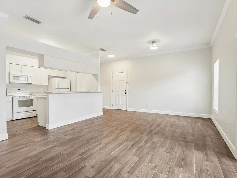 Waters Edge Apartments — Photo 22