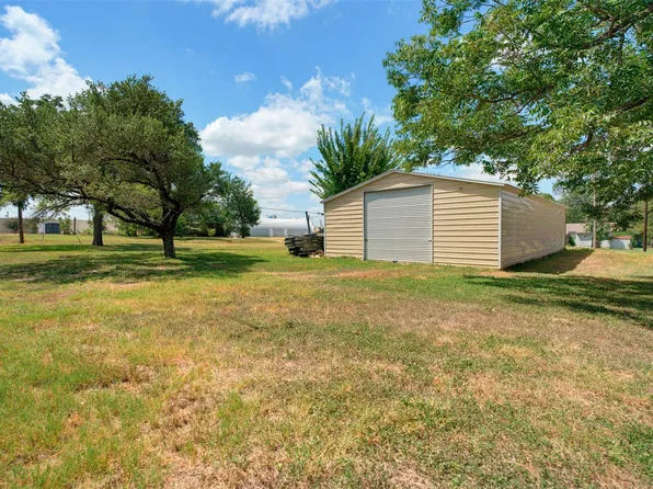 127 E Davilla Ave, Rockdale, TX 76567