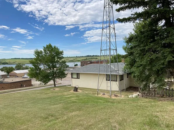 102 1st Ave NE, Kenmare, ND 58746