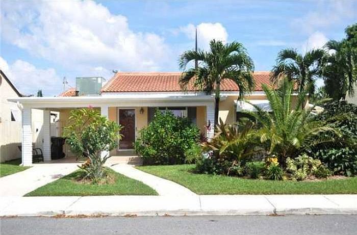 1st image of 922 N Palmway