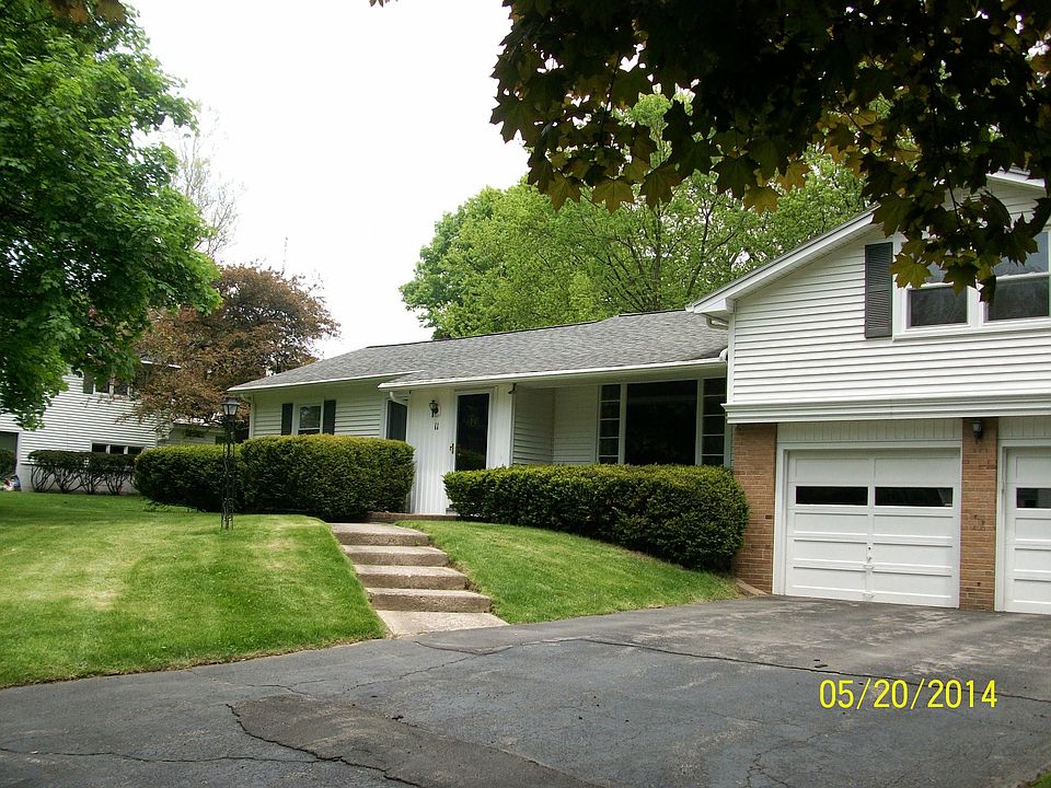 1st image of 11 Oak Manor Ln