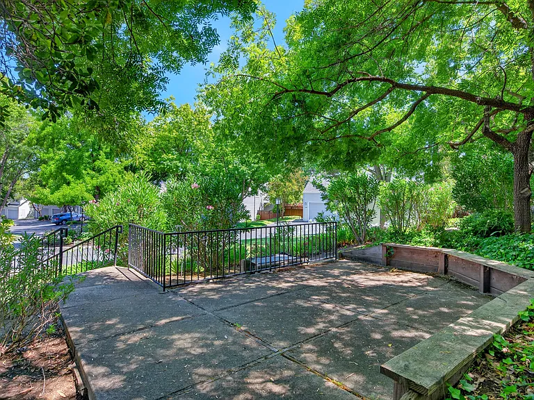 726 Buena Vista Pl — Photo 59