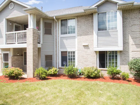 6934 S Rolling Meadows Ct Unit 102, Oak Creek, WI 53154