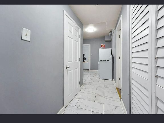 2nd image of 3906 Catalpa St #1