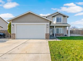 206 S Zeus St, Moxee, WA 98936