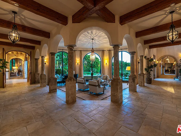 1550 Amalfi Dr — Photo 45
