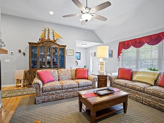 5th image of 34 Lebaron Blvd Unit 34