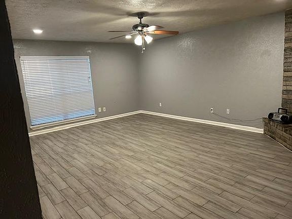 2nd image of 5019 Parkridge Dr