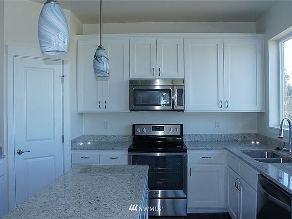 4th image of 18704 96 th Street NW