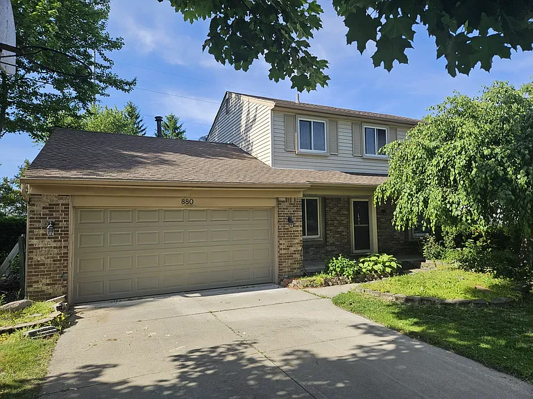 880 Dickson Ln — Photo 2