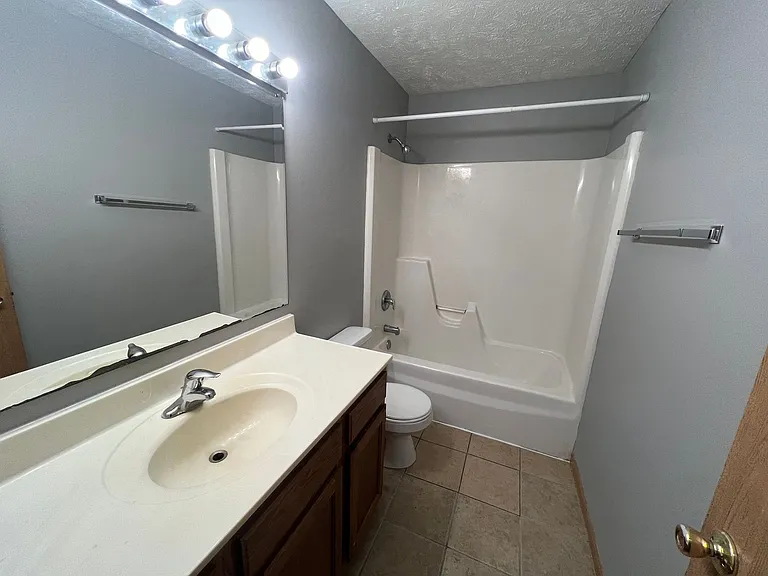 105 W B St — Photo 13