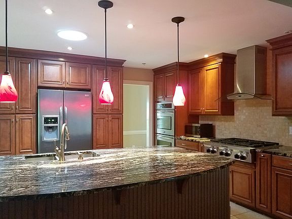 4th image of 409 Nichols Farm Dr
