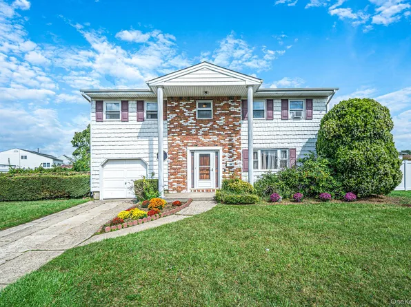 29 Sunshine Lane, Amityville, NY 11701