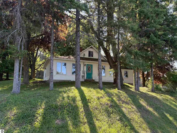 8819 Erdman Rd, Onekama, MI 49675
