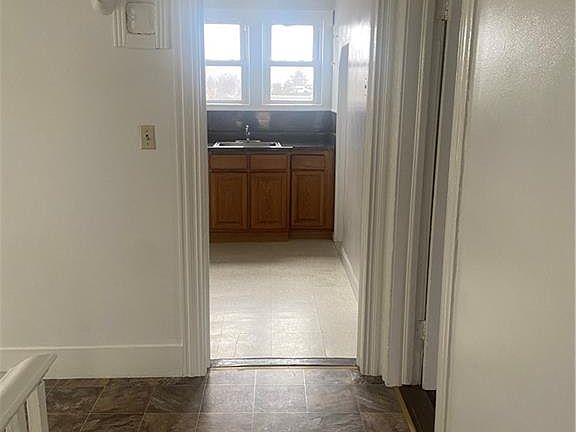 2nd image of 31 Clinton Pl #3