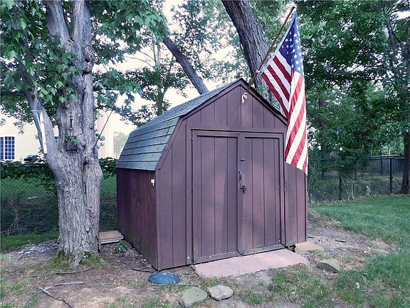 5th image of 24140 Woodmere Dr