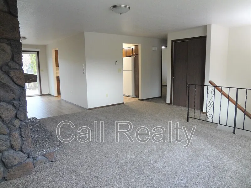 3 bed, 2.0 bath, 1705 sqft, $2,100 — Photo 3