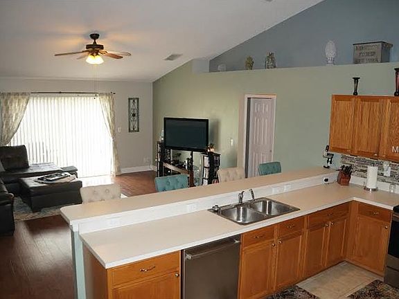 3rd image of 1047 Sandhill St
