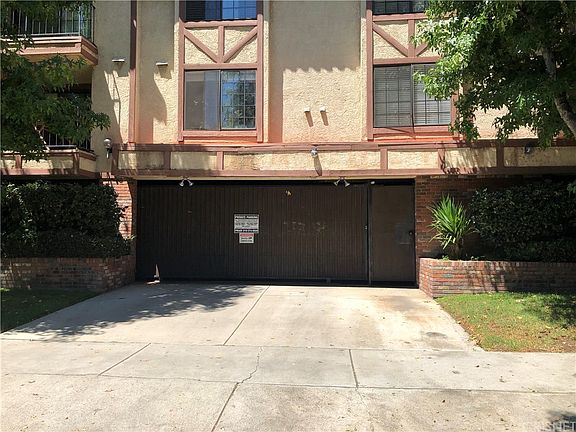 3rd image of 11127 La Maida St Unit 32