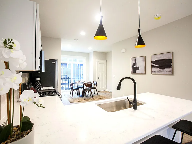 533-537 14th Ave SW — Photo 7
