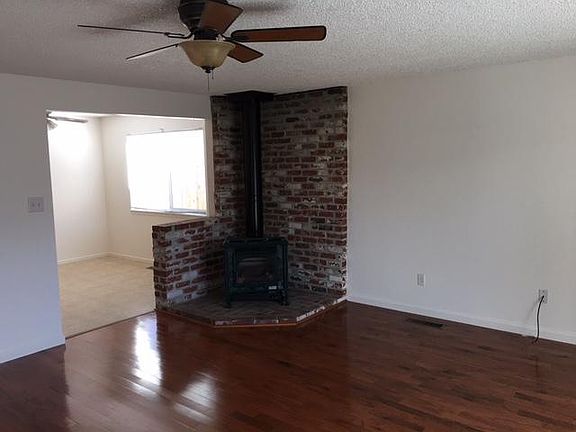 5th image of 302 N Carson Meadow Dr