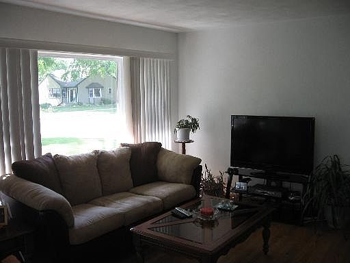 3rd image of 1423 Winthrop Ln