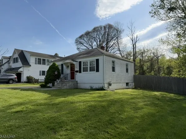 10 Lake Dr, Mendham, NJ 07945