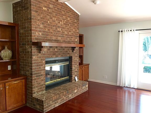 3rd image of 373 Choctaw Sq