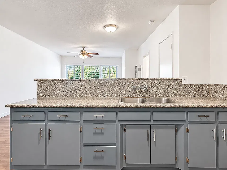 Quiet Jefferson Park Apartments Spacious, Secure & Centrally Located