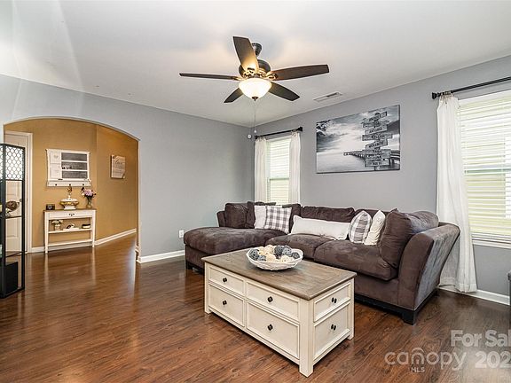 5th image of 4727 Yarrow St