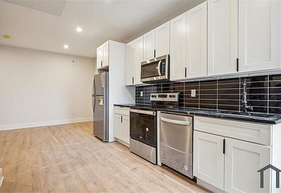 4th image of 4025 Lancaster Ave #3