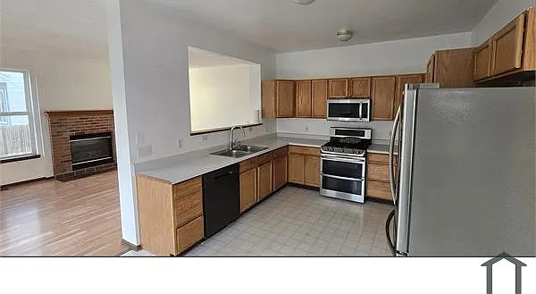 5 bed, 2900 sqft, $3,699 — Photo 2