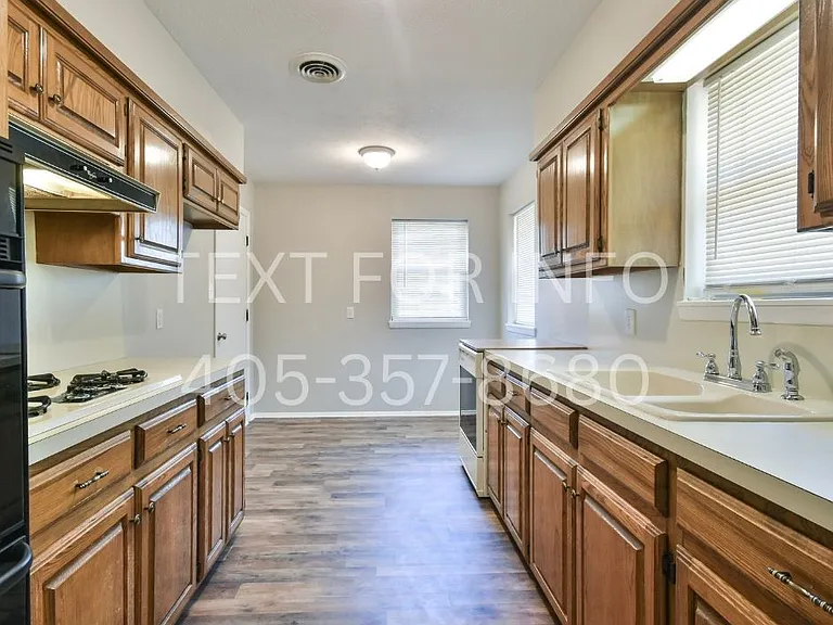 2201 W Parkview Ave — Photo 5