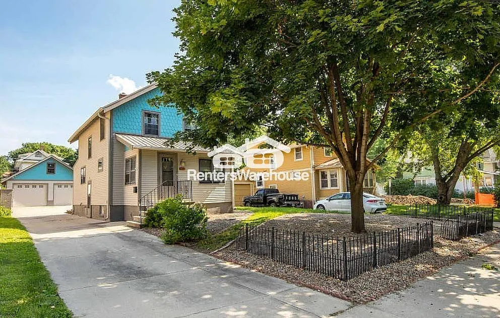 Adorable 2 Bedroom House for Rent — Photo 3