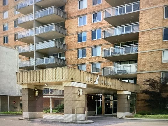 Pinnacle Condominiums north entrance