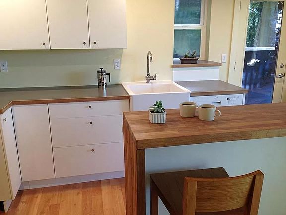 Kitchen with breakfast bar.