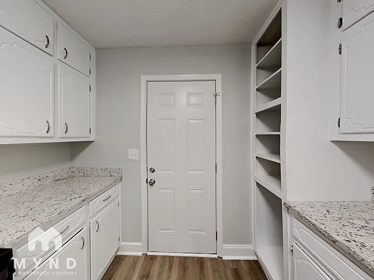 392 Colchester Dr — Photo 4