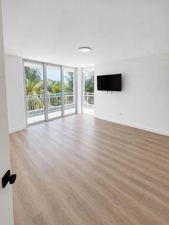 7832 Collins Ave, unit 404 — Photo 3