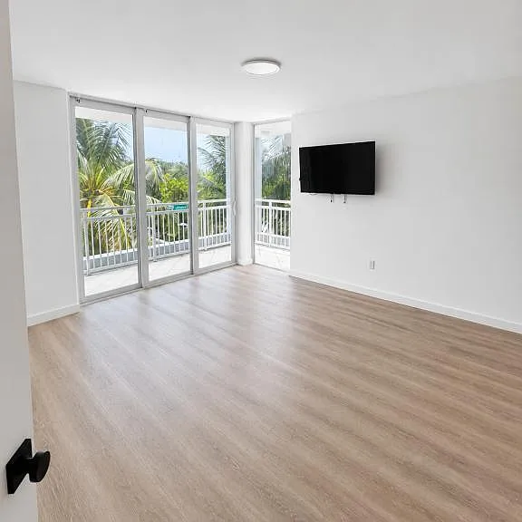 7832 Collins Ave #404 — Photo 3