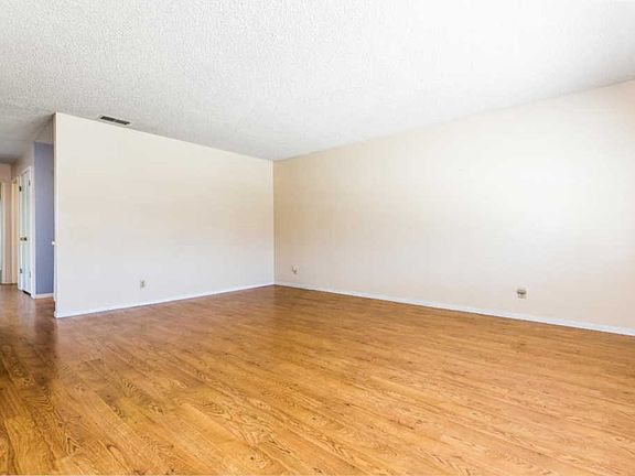 3rd image of 608 Peartree Dr