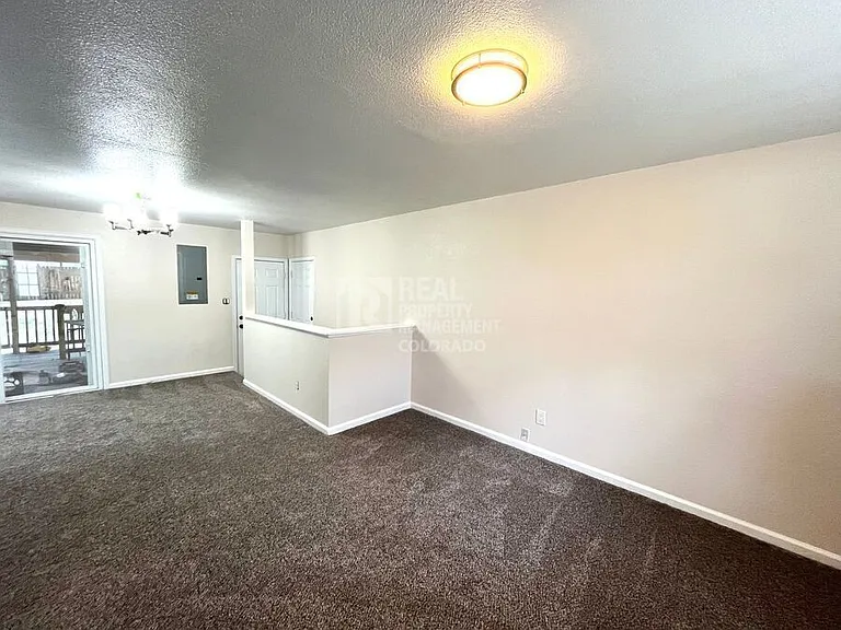 2046 Del Mar Dr — Photo 2