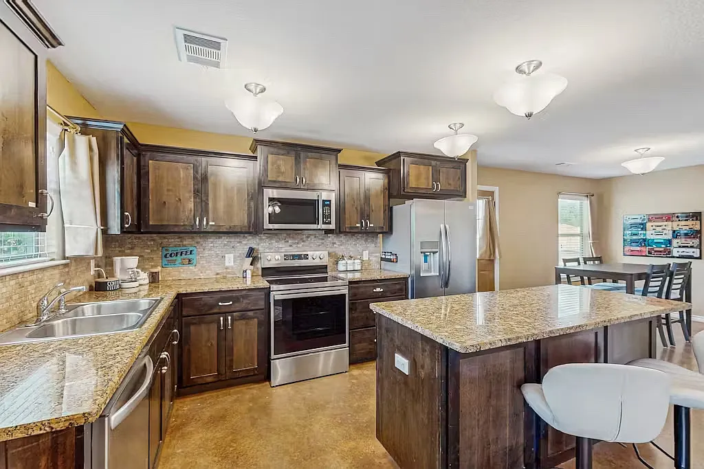 104 Ironway Dr — Photo 2