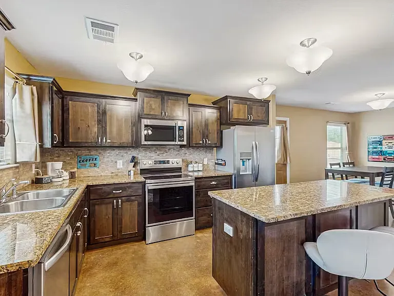 104 Ironway Dr — Photo 2