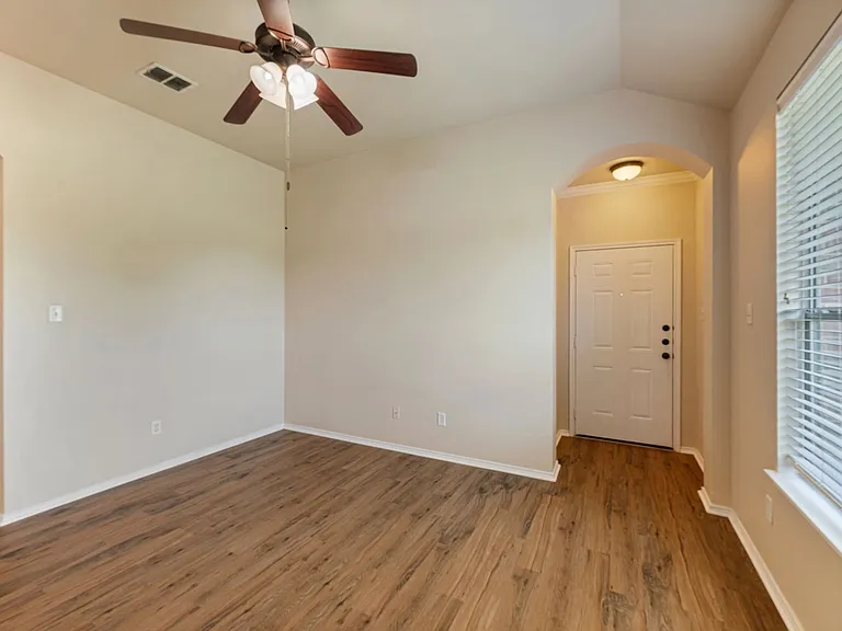 332 Schirra Ct — Photo 4