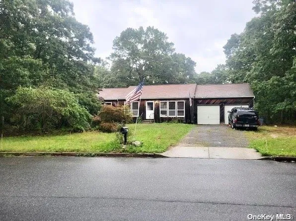 13 Christine Lane, Yaphank, NY 11980