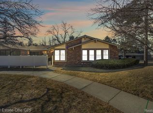 2957 Roundtree Dr, Troy, MI 48083