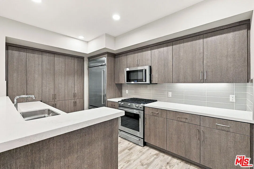 6030 S Seabluff Dr — Photo 2