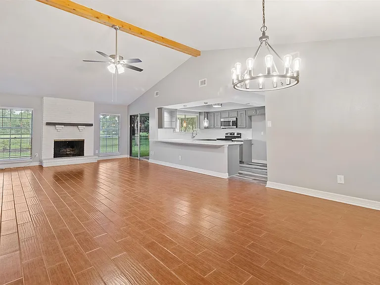 210 Pecan Valley Ct — Photo 3