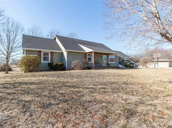 1104 Cherokee St, Oskaloosa, KS 66066